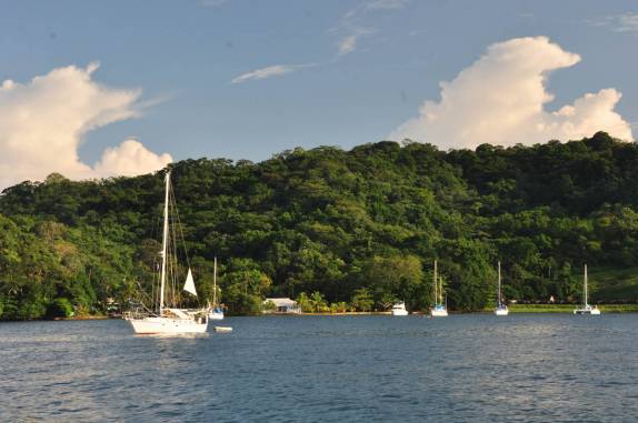 Veleiros na baía de Portobelo, no Panamá